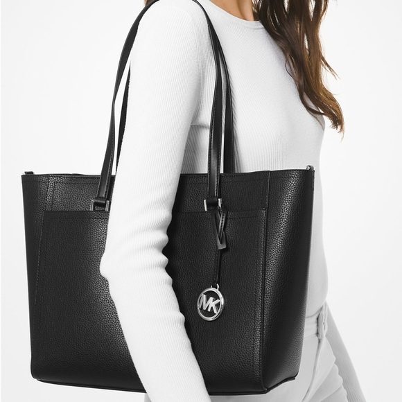 Michael Kors Handbags - MICHAEL KORS Maisie Large Pebbled Leather Tote Bag (Excellent condition)
